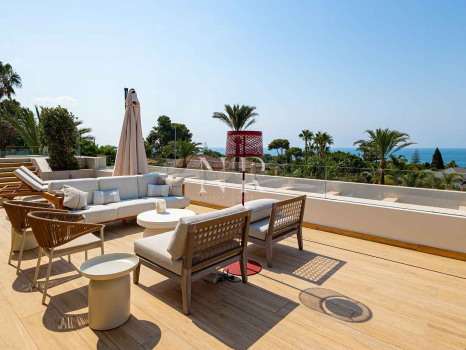 Villa en venta en Los Monteros playa, Marbella con vistas al mar