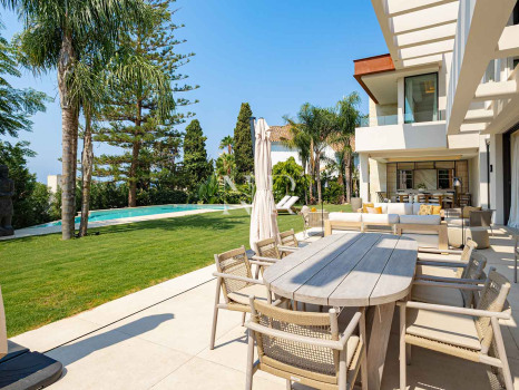 Villa en venta en Los Monteros playa, Marbella con vistas al mar