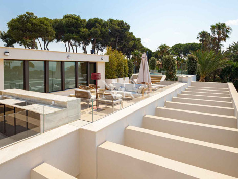 Villa en venta en Los Monteros playa, Marbella con vistas al mar
