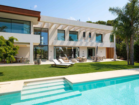 Villa en venta en Los Monteros playa, Marbella con vistas al mar