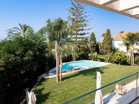 Villa en venta en Los Monteros playa, Marbella con vistas al mar