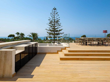 Villa en venta en Los Monteros playa, Marbella con vistas al mar