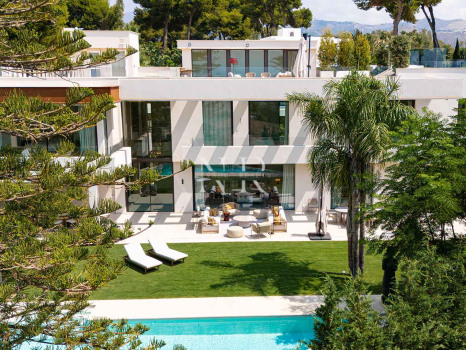 Villa en venta en Los Monteros playa, Marbella con vistas al mar