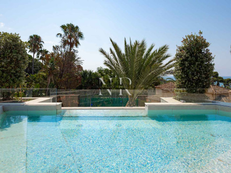 Villa en venta en Los Monteros playa, Marbella con vistas al mar