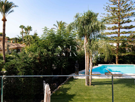Villa en venta en Los Monteros playa, Marbella con vistas al mar