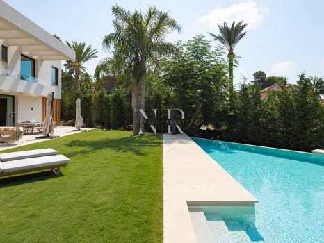Villa en venta en Los Monteros playa, Marbella con vistas al mar