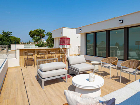 Villa en venta en Los Monteros playa, Marbella con vistas al mar