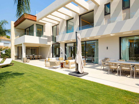 Villa en venta en Los Monteros playa, Marbella con vistas al mar