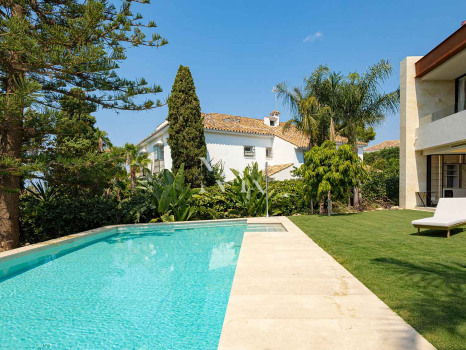 Villa en venta en Los Monteros playa, Marbella con vistas al mar