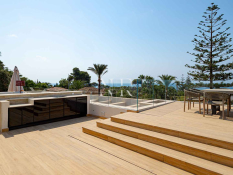Villa en venta en Los Monteros playa, Marbella con vistas al mar