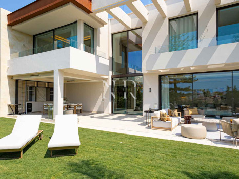 Villa en venta en Los Monteros playa, Marbella con vistas al mar