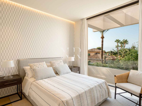 Villa en venta en Los Monteros playa, Marbella con vistas al mar