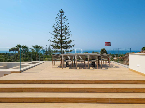 Villa en venta en Los Monteros playa, Marbella con vistas al mar