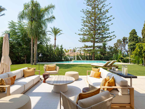 Villa en venta en Los Monteros playa, Marbella con vistas al mar