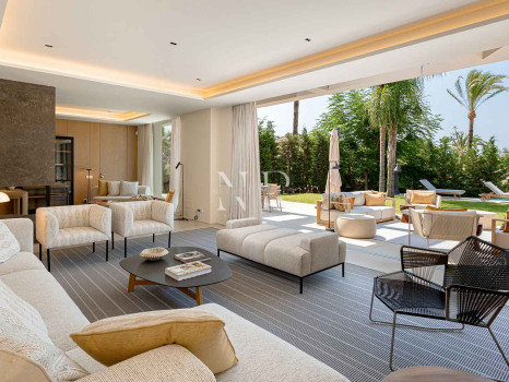 Villa en venta en Los Monteros playa, Marbella con vistas al mar
