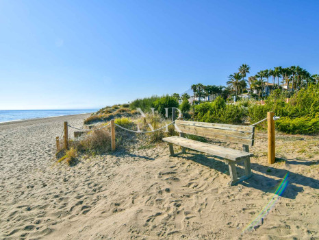 Villa en venta en Los Monteros playa, Marbella con vistas al mar
