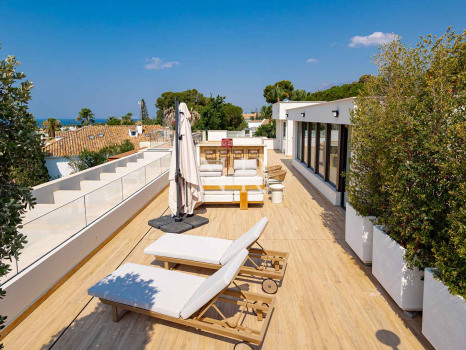 Villa en venta en Los Monteros playa, Marbella con vistas al mar