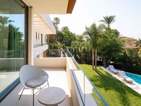 Villa en venta en Los Monteros playa, Marbella con vistas al mar