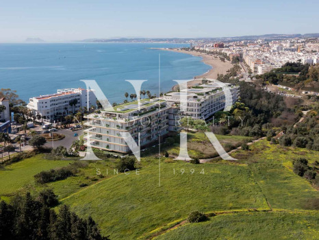Ático en primera linea de playa en Estepona en venta