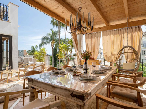 Maison de ville avec vue sur la mer à Marbella Hill Club, Marbella, à vendre