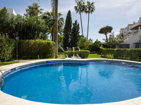 Maison de ville avec vue sur la mer à Marbella Hill Club, Marbella, à vendre