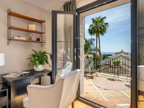 Maison de ville avec vue sur la mer à Marbella Hill Club, Marbella, à vendre