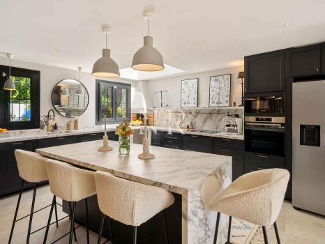 Maison de ville avec vue sur la mer à Marbella Hill Club, Marbella, à vendre