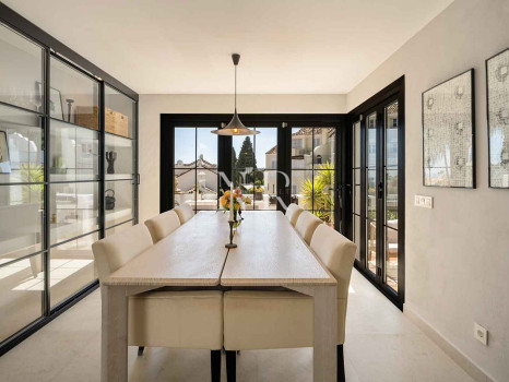 Maison de ville avec vue sur la mer à Marbella Hill Club, Marbella, à vendre