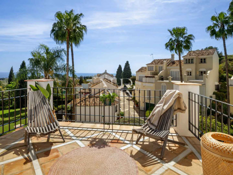Maison de ville avec vue sur la mer à Marbella Hill Club, Marbella, à vendre