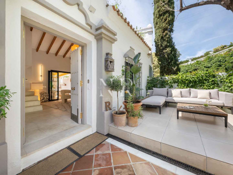 Maison de ville avec vue sur la mer à Marbella Hill Club, Marbella, à vendre