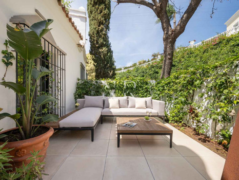 Maison de ville avec vue sur la mer à Marbella Hill Club, Marbella, à vendre