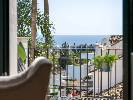 Maison de ville avec vue sur la mer à Marbella Hill Club, Marbella, à vendre