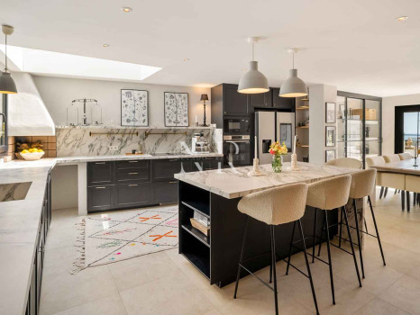 Maison de ville avec vue sur la mer à Marbella Hill Club, Marbella, à vendre