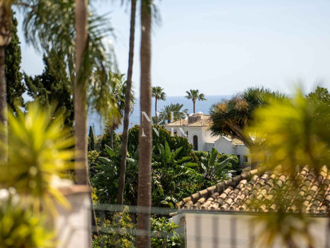 Maison de ville avec vue sur la mer à Marbella Hill Club, Marbella, à vendre