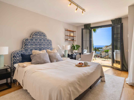 Maison de ville avec vue sur la mer à Marbella Hill Club, Marbella, à vendre