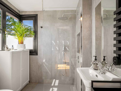 Maison de ville avec vue sur la mer à Marbella Hill Club, Marbella, à vendre