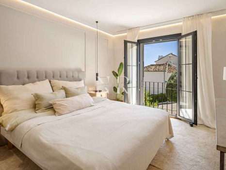 Maison de ville avec vue sur la mer à Marbella Hill Club, Marbella, à vendre