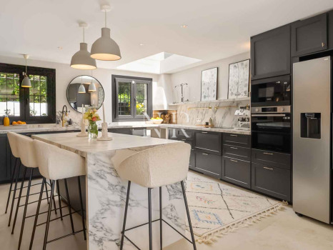 Maison de ville avec vue sur la mer à Marbella Hill Club, Marbella, à vendre