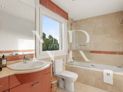 Maison mitoyenne dans la résidence La Meridiana avec vue sur La Concha, Marbella, à vendre