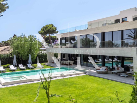 Villa for sale in Los Monteros Playa, Marbella