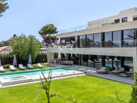 Villa for sale in Los Monteros Playa, Marbella
