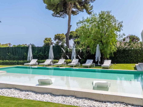Villa for sale in Los Monteros Playa, Marbella