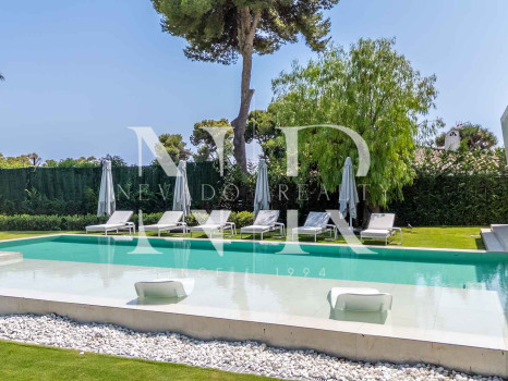 Villa for sale in Los Monteros Playa, Marbella