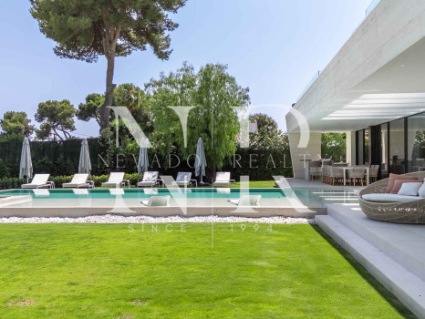 Villa for sale in Los Monteros Playa, Marbella
