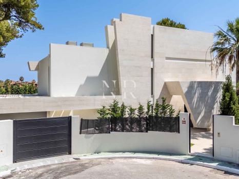 Villa for sale in Los Monteros Playa, Marbella