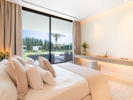 Villa for sale in Los Monteros Playa, Marbella