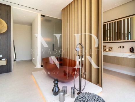 Villa for sale in Los Monteros Playa, Marbella