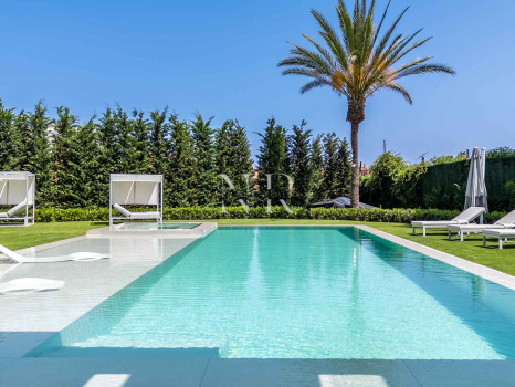 Villa for sale in Los Monteros Playa, Marbella