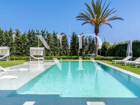 Villa for sale in Los Monteros Playa, Marbella