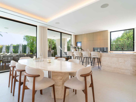 Villa for sale in Los Monteros Playa, Marbella